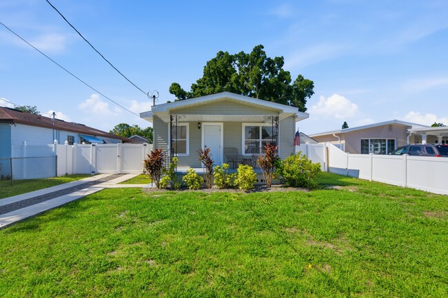 Building Photo - 2704 W Leroy St