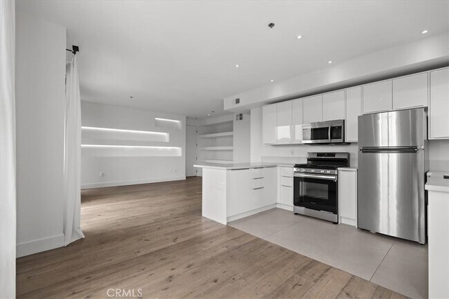 Building Photo - 8811 Burton Way
