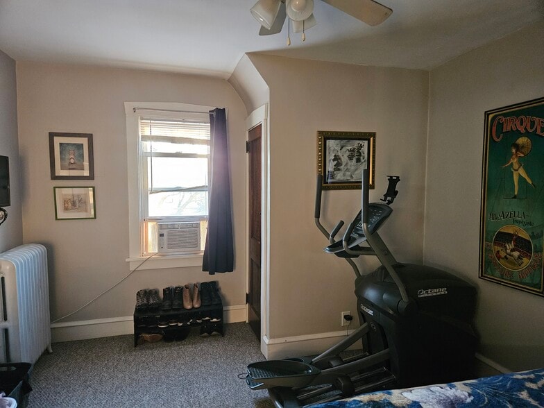 Master Bedroom - 20 E Coulter Ave