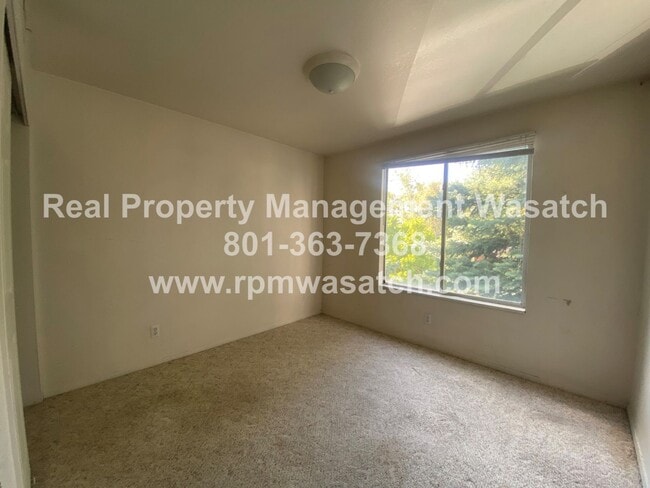 Building Photo - Charming 3 Bedroom 2 Bathroom Downtown Condo!