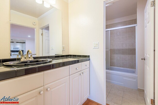 Building Photo - Lovely & Spacious Condo | A/C | In-Unit La...