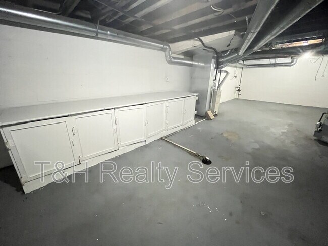 Building Photo - 5542 N College Ave