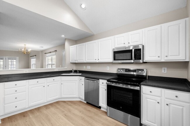 Building Photo - 571 Riverward Dr