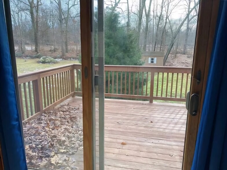 Main bedroom with attached deck - 113 Hillyndale Rd