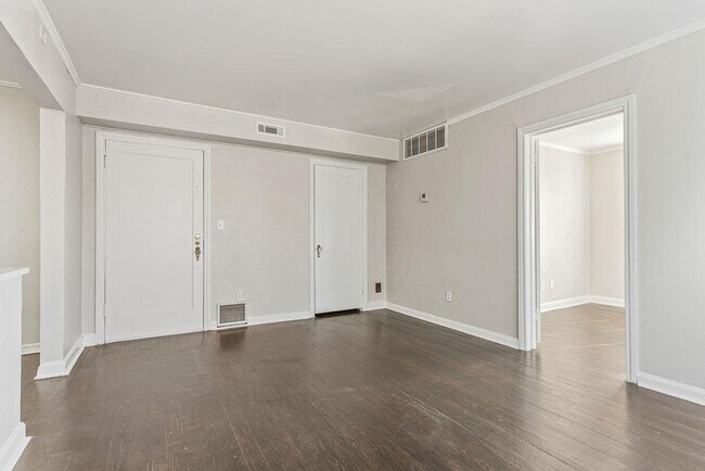 Building Photo - 2419 N Harvey Ave