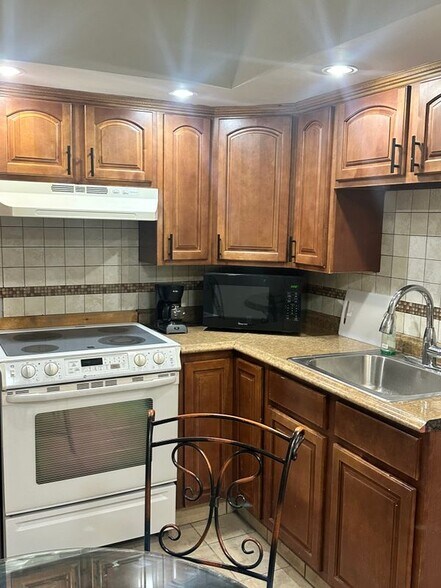 Building Photo - 305 E Mt Eden Ave