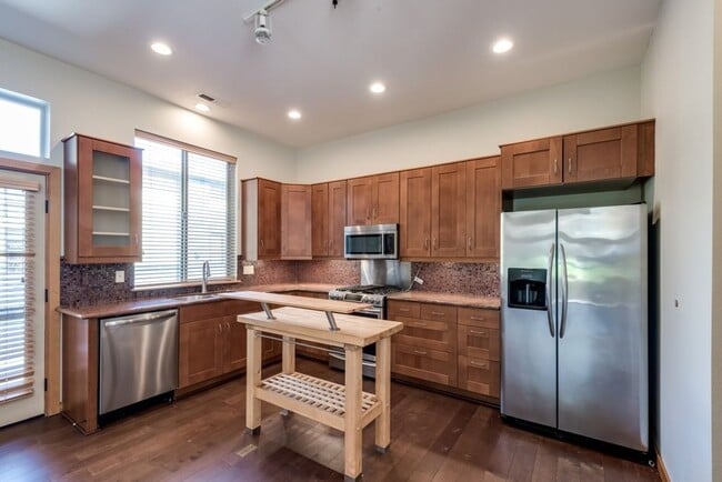 Building Photo - Luxury Three Bedroom Townhome in Johns Lan...
