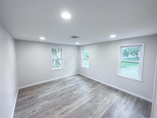 Building Photo - 453 Vineyard Ave