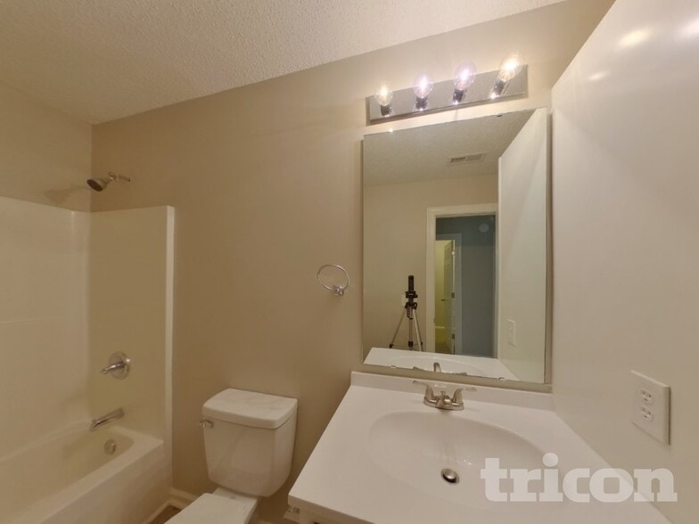 Building Photo - 423 Riverwalk Dr NW