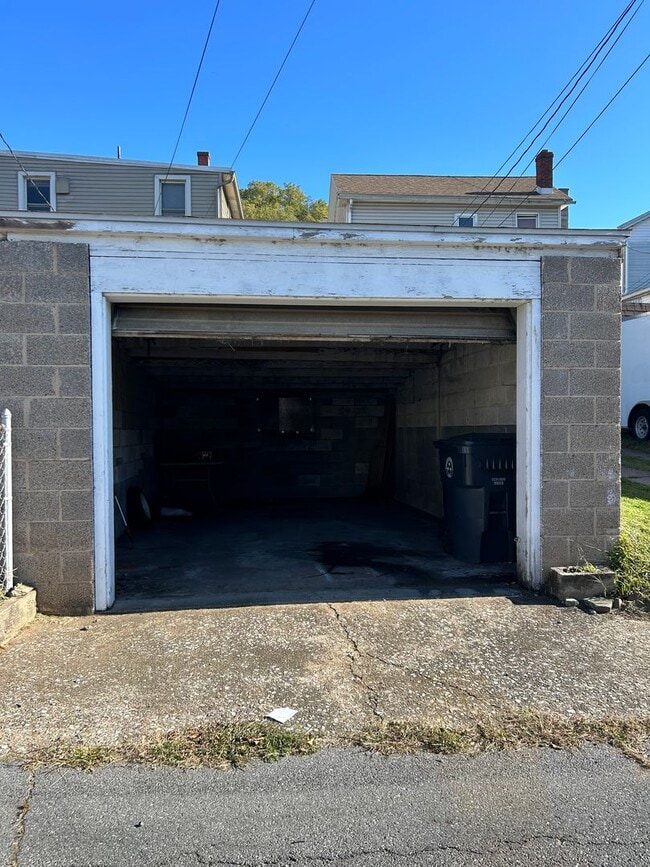 Building Photo - 4-bedroom duplex in south Steelton