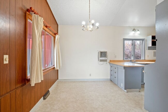 Building Photo - 4+ bed 2 bath available center of campus v...