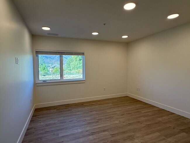 Building Photo - Valley Apartments