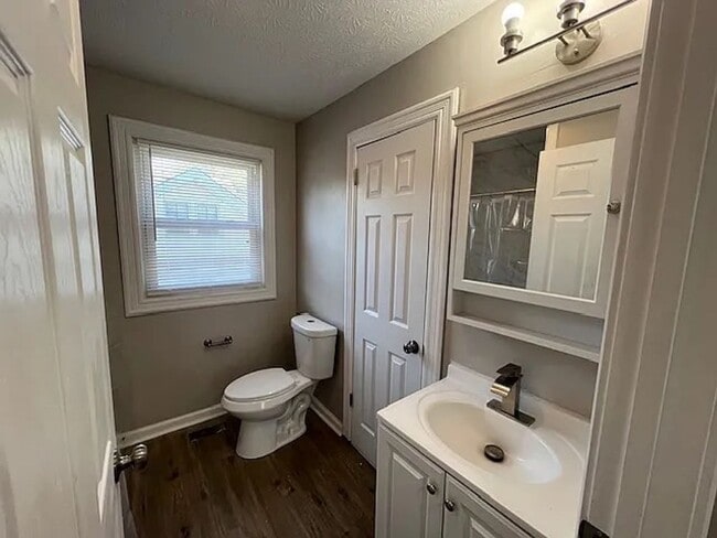 Building Photo - 2 Bedroom 1.5 Bath for rent in College Hill!