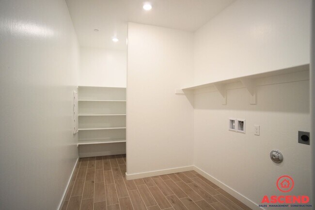 Building Photo - Stunning Home Off of Gosford and McCutchen!