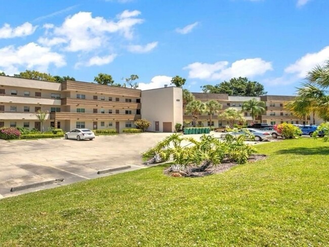 Primary Photo - 2 Bedroom Condo in Naples