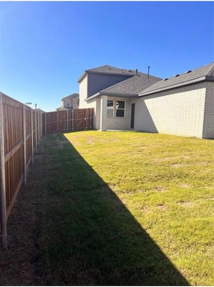Building Photo - 900 Portina Dr