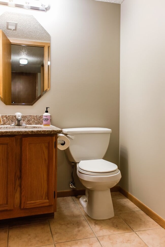 Building Photo - 3 bedroom, 2.5 bath townhouse in NW Lincoln