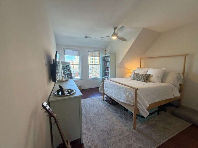 Building Photo - 1107 S Walter Reed Dr