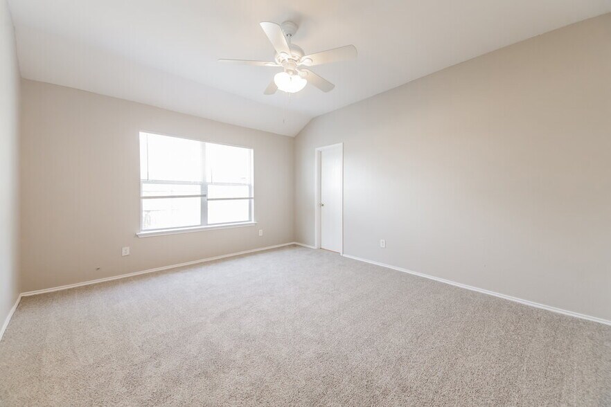 Building Photo - 302 S Chestnut St