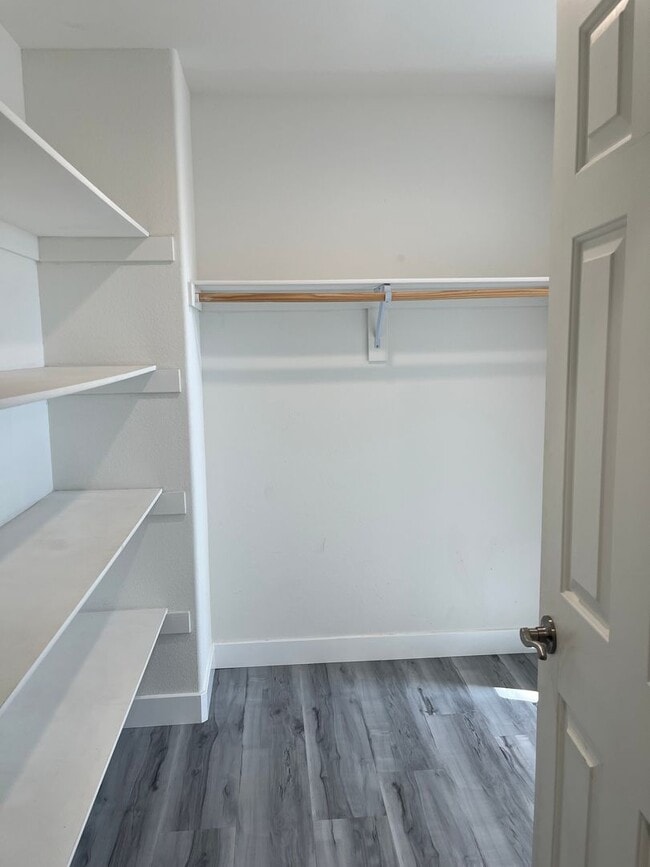 Building Photo - 4 bedroom 3bth Oak Hills area! Close to the 15 Freeway!