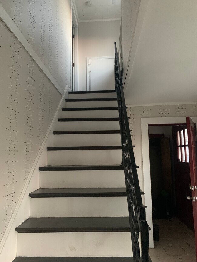 Building Photo - 16 Hillcrest Cir