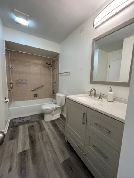 Building Photo - 5820 Wilshire Ct