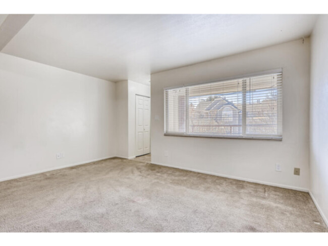 Building Photo - MOVE IN READY!! Charming 2 bedroom 1 bath ...