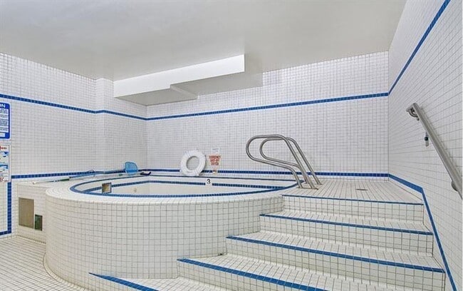 Building Photo - 220 Lombard St