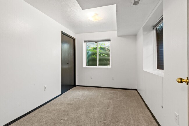 Building Photo - NorthEast Spokane Home - Beautifully Updated