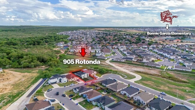 Building Photo - 905 Rotonda Ln