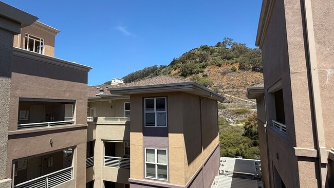 Building Photo - Epic REA - Top floor, Sweeping Views, 3 BR...