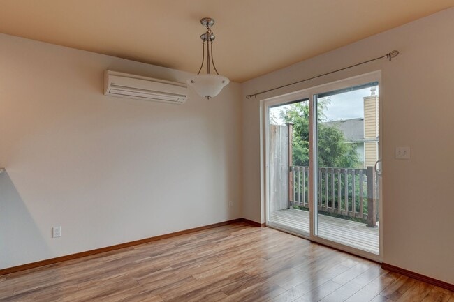 Building Photo - Conveniently Located 3 Bedroom Townhouse