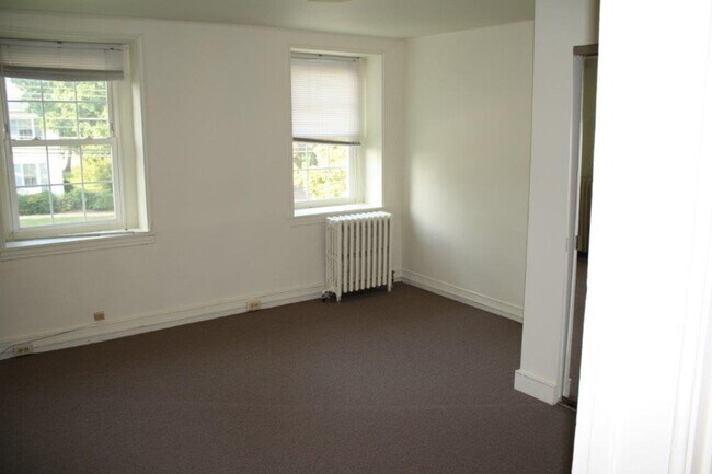 Building Photo - 716 W Main St