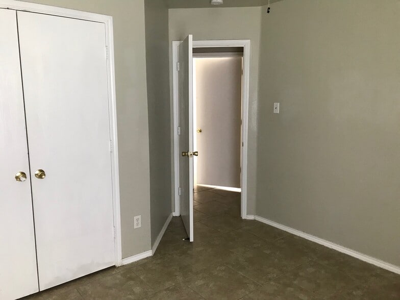 Building Photo - 713 Cooper Ln