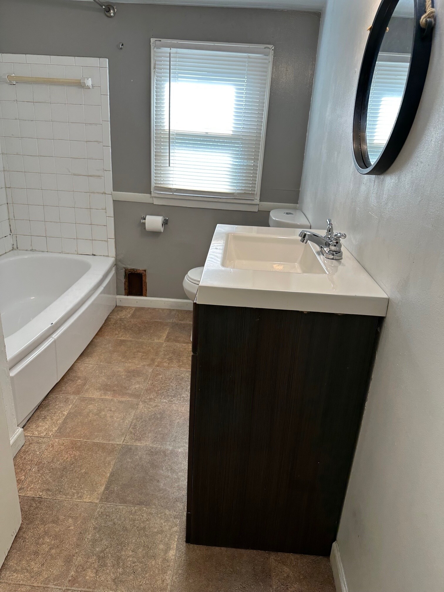 Upstairs BA - 2139 Westside Dr