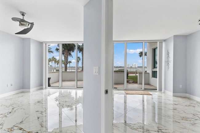 Building Photo - 2/2 in Marina Grande