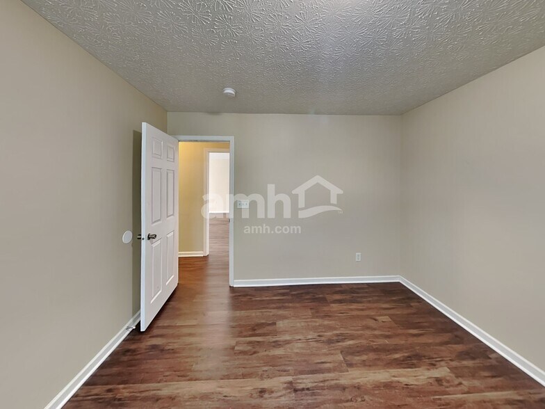 Building Photo - 275 Monarch Dr