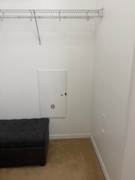 walk-in closet - 16131 Loneoak View Dr