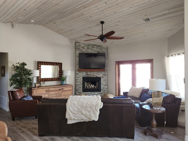 Building Photo - Amazing Fully Furnished Rental with Pool & Spa