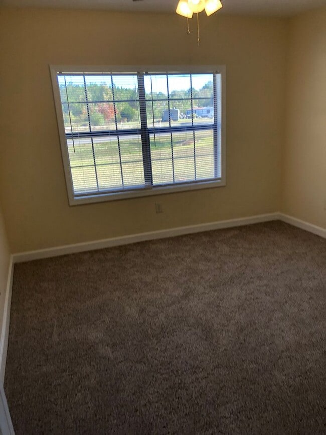 Building Photo - 2016 Iris Rd