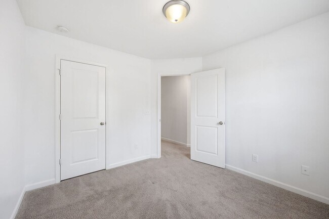 Building Photo - Modern 4BR Townhome with Washer/Dryer & Pet-Friendly Living in Morrisville!