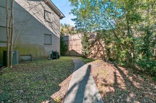 Building Photo - 552 Savannah Hwy