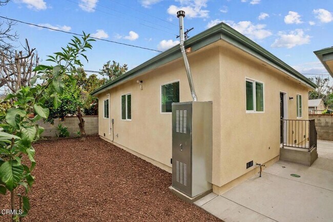 Building Photo - 148 S Parish Pl