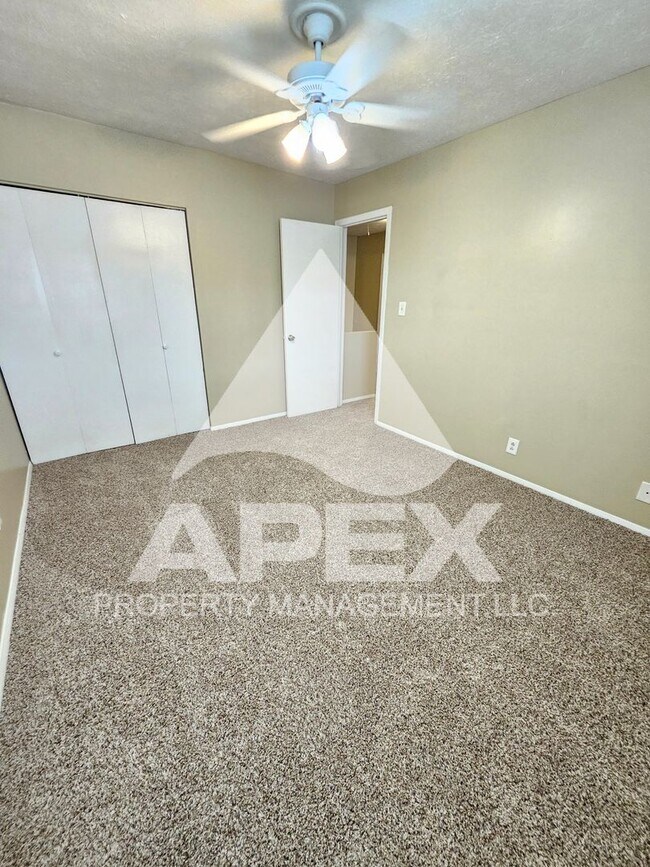 Building Photo - Nice 3Bd 1.5 Townhouse in WEST KNOX off Cedarbluff! END UNIT!