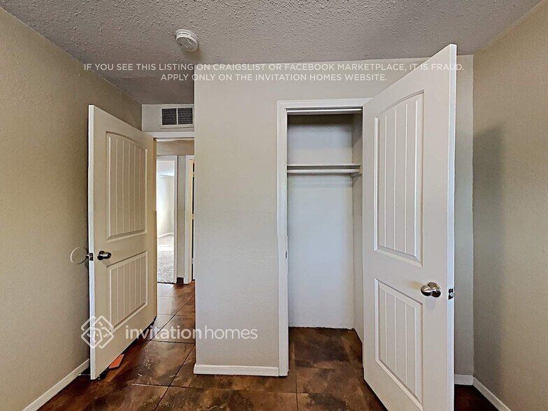 Building Photo - 2335 E Beverly Ln