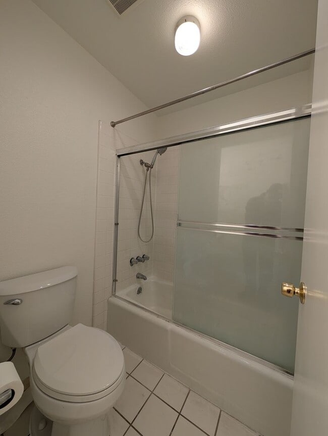 Building Photo - 3 bed / 2 bah Condo. Hardwood floor, forced heat, lots of HOA amenities