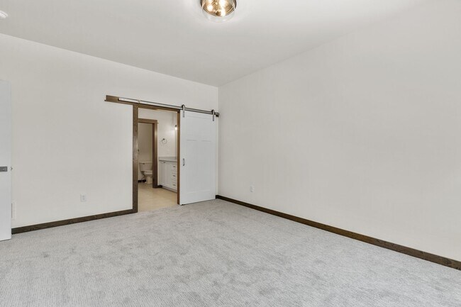 Building Photo - Beautiful Newer Condo near Monforton School