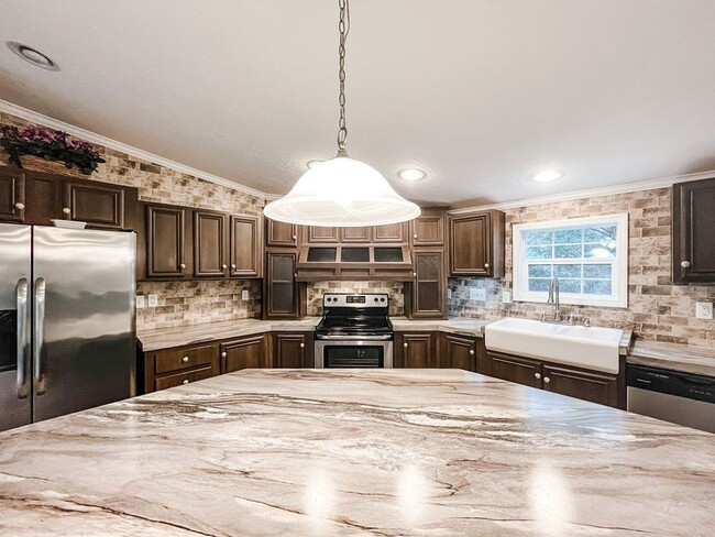 Building Photo - LOCATION! 5 mins from Carolina Beach bridg...