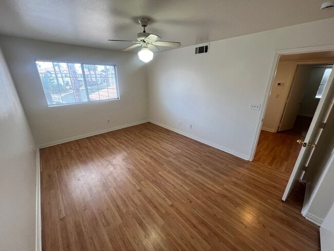 Building Photo - 3 bedrom 2.5 bath Gated Community Townhome with community  Pool, Spa & Private Garage
