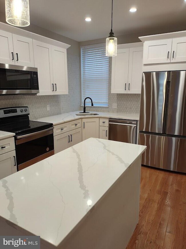 Building Photo - 1812 N Croskey St